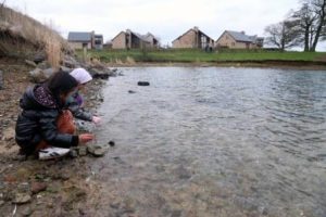 Tepi danau yang jernih