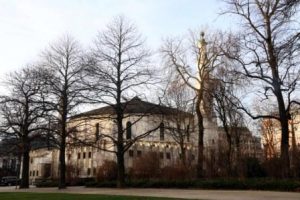 Masjid Agung Brussel yang terletak di tengah taman luas dan indah