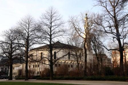Masjid Agung Brussel yang terletak di tengah taman luas dan indah
