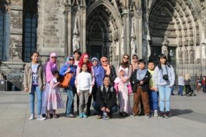 bersama di suatu sisi katedral