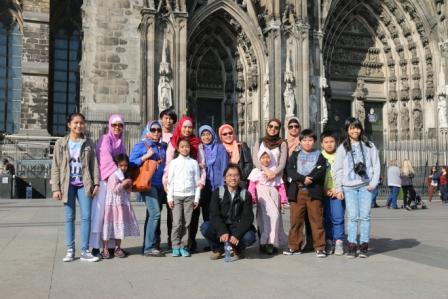 bersama di suatu sisi katedral