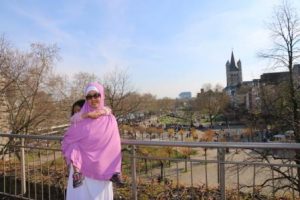 dinda sayang, gendongan terus selama jalan2 keliling kota