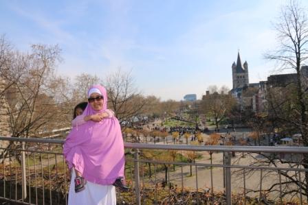 dinda sayang, gendongan terus selama jalan2 keliling kota
